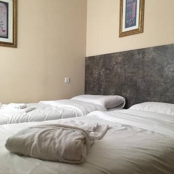 Фото номера Стандартный двухместный номер с 2 отдельными кроватями Отель Central Hotel г. Цхалтубо 5