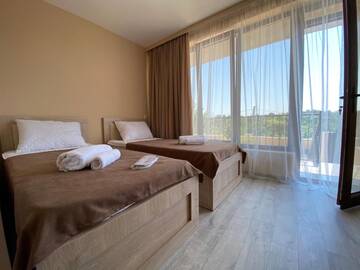 Фото номера Трехместный номер с балконом Отель Lake House г. Цхалтубо 3