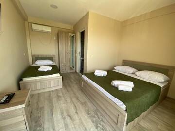 Фото номера Трехместный номер с балконом Отель Lake House г. Цхалтубо 9