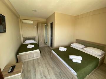 Фото номера Трехместный номер с балконом Отель Lake House г. Цхалтубо 18