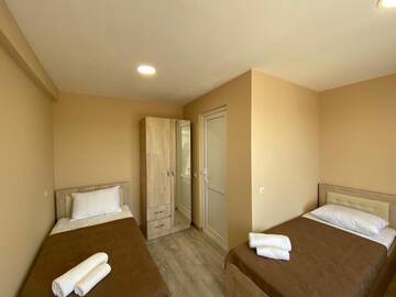 Фото номера Трехместный номер с балконом Отель Lake House г. Цхалтубо 19
