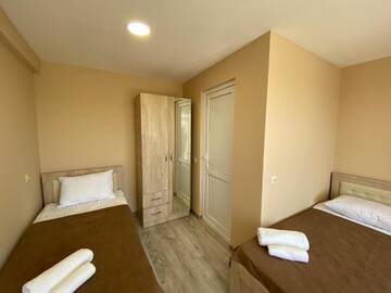 Фото номера Трехместный номер с балконом Отель Lake House г. Цхалтубо 16
