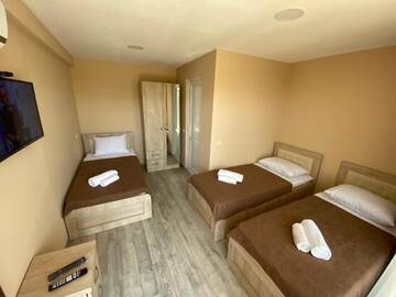 Фото номера Трехместный номер с балконом Отель Lake House г. Цхалтубо 5
