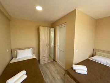 Фото номера Трехместный номер с балконом Отель Lake House г. Цхалтубо 8